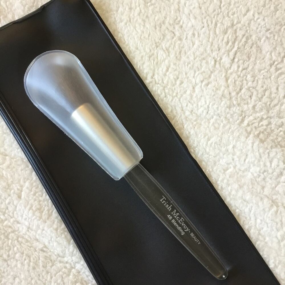 Trish McEvoy Clear Handle Blending Brush with Silver Ferrule